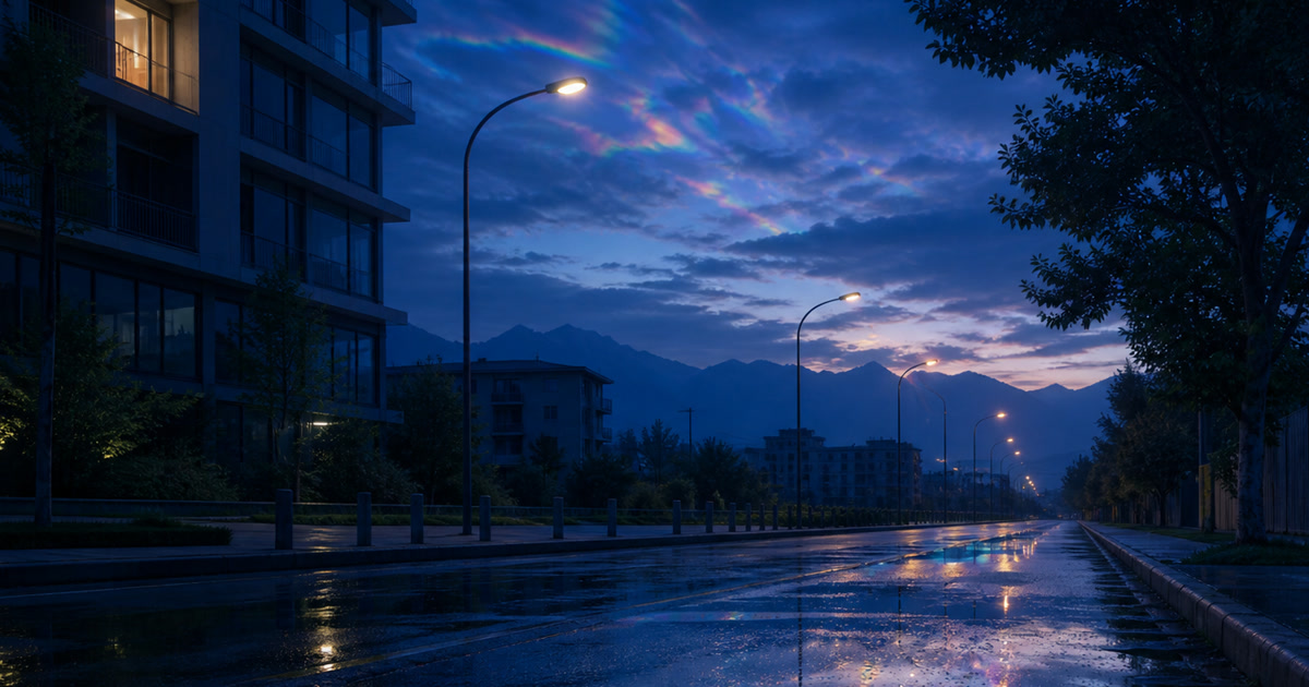 雨后空无一人的深蓝街道，路灯与将明天空倒映在水面
