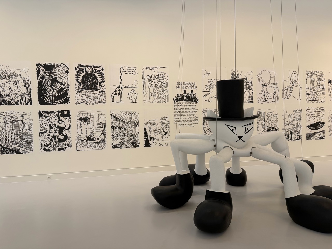 美术馆展厅里的卡通雕塑装置与墙面漫画